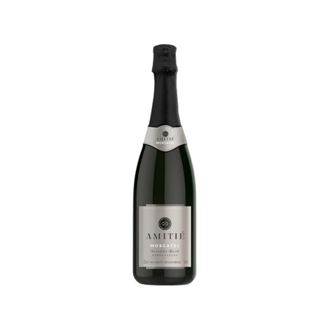 Garrafa do espumante Amitie Moscatel, com coloração dourada clara e bolhas delicadas, ideal para momentos doces e leves.