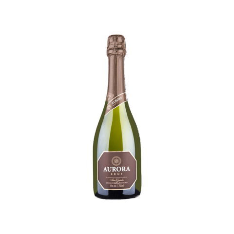 Garrafa de espumante Aurora Brut, com coloração clara e bolhas finas, ideal para celebrações e aperitivos.