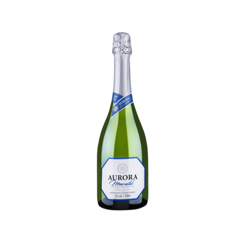 Garrafa de espumante Aurora Moscatel, de coloração amarelo-palha, com bolhas delicadas e aromas de frutas tropicais.
