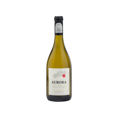 Garrafa do vinho branco Aurora Pinto Bandeira Chardonnay, com coloração dourada e aromas tropicais, ideal para harmonizar com frutos do mar e pratos cremosos.