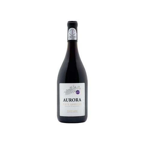 Garrafa do vinho tinto Aurora Pinto Bandeira Pinot Noir, com coloração rubi e aromas de frutas vermelhas, ideal para harmonizar com pratos leves e elegantes.