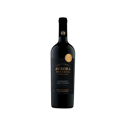 Garrafa do vinho tinto Aurora Reserva Cabernet Sauvignon, com coloração intensa e aromas de frutas negras, ideal para harmonizar com carnes vermelhas e queijos curados.
