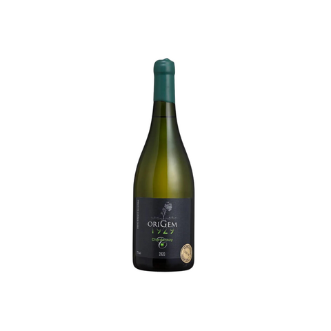 Garrafa do Cainelli Chardonnay, destacando sua coloração palha e rótulo elegante, perfeita para refeições leves.