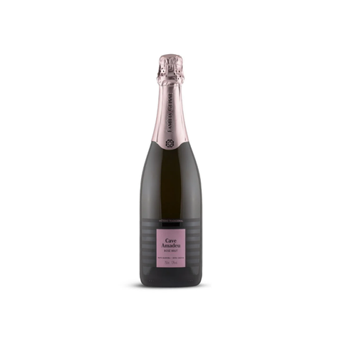 Garrafa do Cave Amadeu Rosé Brut, com coloração rosada suave e rótulo elegante, perfeita para celebrações especiais.