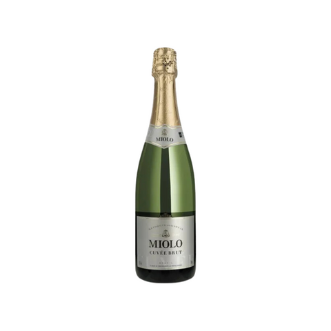 Garrafa de espumante Miolo Cuvée Tradition Brut, com coloração clara e bolhas finas, ideal para acompanhar frutos do mar e pratos frescos.