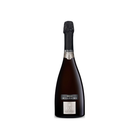 Garrafa de espumante Miolo Millésime Brut, com coloração dourada e bolhas finas, ideal para pratos sofisticados e celebrações exclusivas.