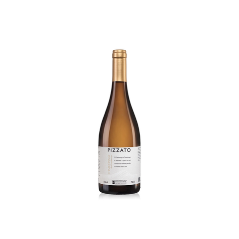 Garrafa do Pizzato Chardonnay de Chardonnays, com coloração palha clara e rótulo elegante, perfeita para refeições leves.