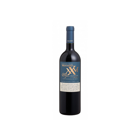 Garrafa do Valmarino Cabernet Franc XXVI, com coloração rubi vibrante e rótulo elegante, perfeita para refeições descontraídas.