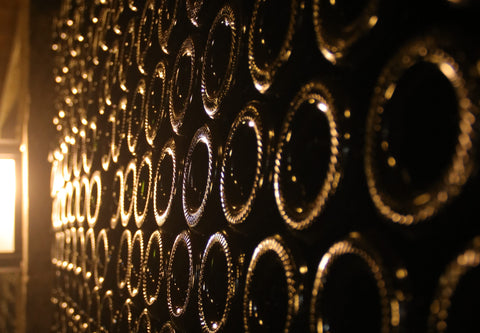 Garrafas de vinho armazenadas em adega