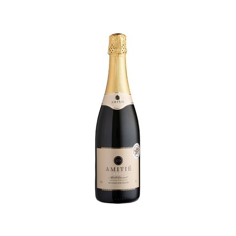 Garrafa do Amitie Brut, com coloração amarela pálida e bolhas finas, ideal para jantares leves e celebrações.