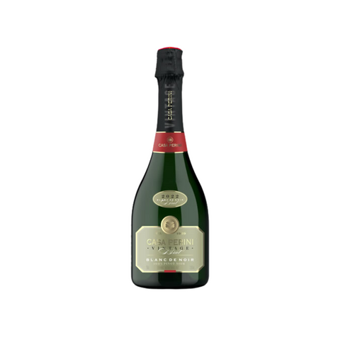 Garrafa de espumante Casa Perini Vintage Brut Blanc de Noir, com coloração dourada e bolhas finas, ideal para pratos refinados.