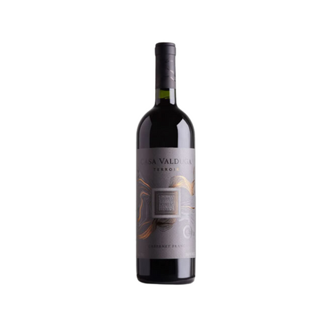 Garrafa do vinho tinto Casa Valduga Terroir Cabernet Franc, com coloração rubi e aromas elegantes, ideal para refeições leves.