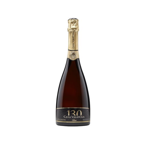 Garrafa do Casa Valduga 130 Brut, com coloração amarelo-palha brilhante e rótulo elegante, ideal para aperitivos e celebrações.