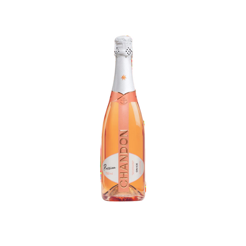 Garrafa do espumante Domaine Chandon Passion Rosé, com coloração rosada e bolhas finas, ideal para momentos festivos e descontraídos.