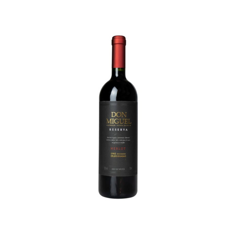 Garrafa do Don Miguel Merlot Reserva, com coloração rubi profunda e rótulo elegante, perfeita para ocasiões especiais.