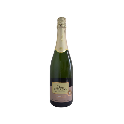Garrafa do Gran Legado Brut Charmat, com coloração amarela pálida e bolhas finas, perfeita para celebrações e jantares refrescantes.