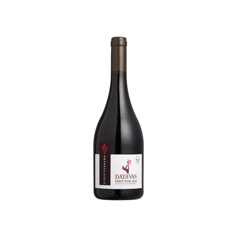 Garrafa do Lidio Carraro Dádivas Pinot Noir, com coloração rubi clara e rótulo delicado, perfeita para refeições leves.