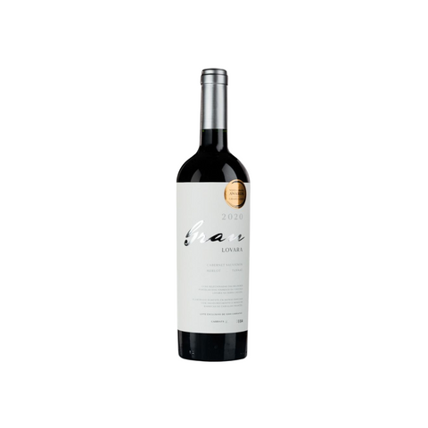 Garrafa do Lovara Gran Lovara, com coloração rubi intensa e rótulo sofisticado, perfeita para ocasiões especiais.