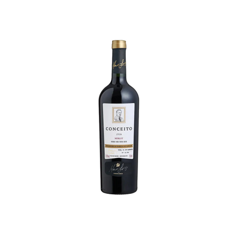 Garrafa do Marco Luigi Conceito Merlot, com coloração rubi e rótulo elegante, perfeita para refeições leves.