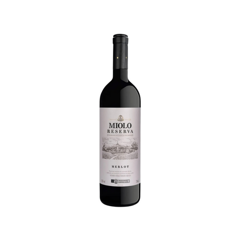 Garrafa do vinho tinto Miolo Reserva Merlot, com coloração rubi e aromas frutados, ideal para refeições leves.