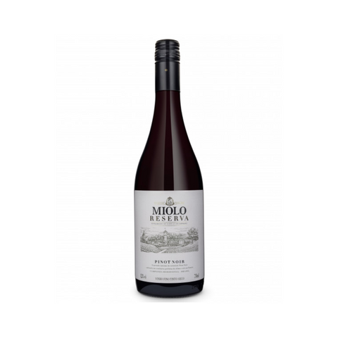 Garrafa do vinho tinto Miolo Reserva Tinto Seco Pinot Noir, com coloração rubi clara e aromas elegantes, ideal para refeições leves.
