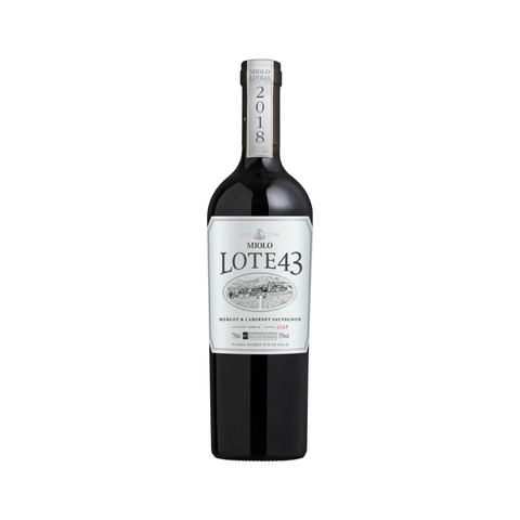 Garrafa do Miolo Lote 43 Merlot, com coloração rubi intensa e rótulo elegante, perfeita para jantares especiais.