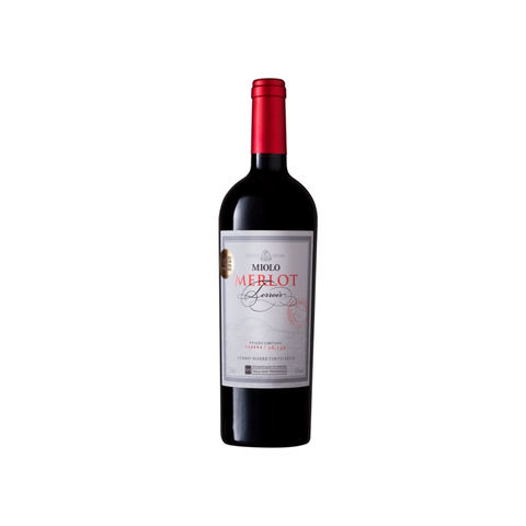 Garrafa do Miolo Merlot Terroir DO, com coloração rubi intensa e rótulo sofisticado, ideal para jantares requintados.