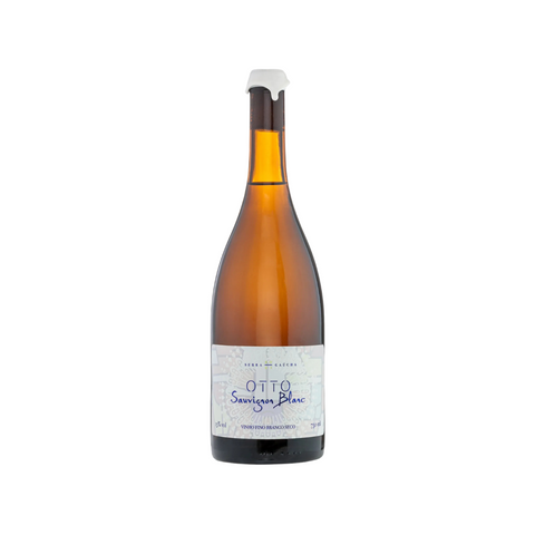 Garrafa do Otto Sauvignon Blanc, com coloração palha clara e rótulo elegante, perfeita para refeições leves.