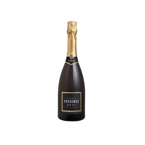 Garrafa do espumante Presence Brut Método Charmat da Peterlongo, com coloração clara e bolhas delicadas, ideal para momentos de descontração.