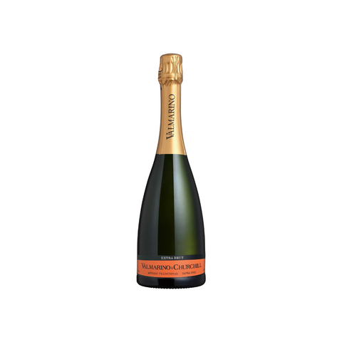 Garrafa de espumante Valmarino & Churchill Extra-Brut, com coloração dourada e bolhas finas, ideal para harmonizar com pratos refinados.
