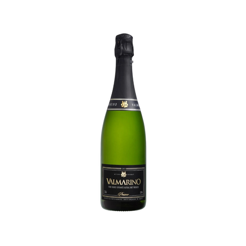Garrafa de espumante Valmarino Brut Prosecco, com coloração clara e bolhas finas, ideal para aperitivos e momentos leves.