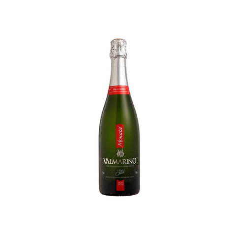 Garrafa do Valmarino Moscatel, com coloração dourada brilhante e rótulo delicado, perfeita para momentos doces e celebrativos.