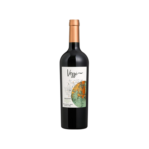 Garrafa do Vezzi Boschi Calisto Cabernet Sauvignon, com coloração rubi escura e rótulo sofisticado, ideal para jantares elegantes.
